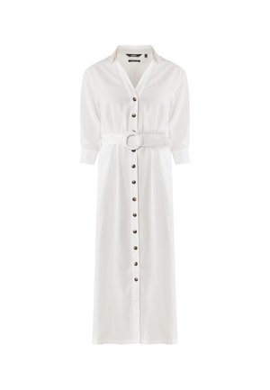 Robe blanche à manches longues avec ceinture à la taille, boutons marron sur le devant et poignets. Texture de tissu lisse.