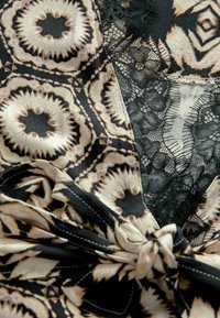 Next Peignoir - monochrome geo