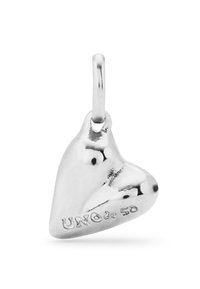 Colgante de plata en forma triangular con un acabado pulido. Presenta un grabado de marca y un pequeño lazo para su sujeción.