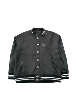 Zwarte pinstripe varsity jas met zwarte leren mouwen, witte gestreepte boorden en kraag, zilveren knopen en zijzakken.
