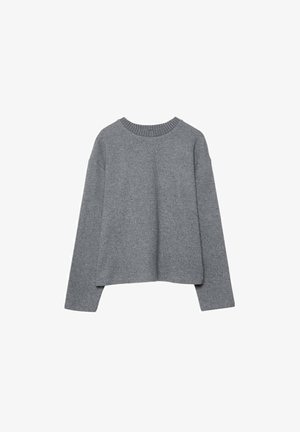 Pull gris court en tissu tricoté doux, avec un col rond en côtes et des manches longues, ayant une coupe décontractée et un minimum de détails.