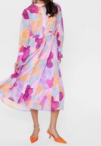 Abito a maniche lunghe in un tessuto leggero con un motivo astratto di forme rosa, viola e arancione, con bottoni frontali e vita con cintura.