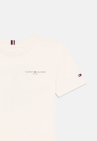 Tommy Hilfiger MINI CORP UNISEX - Βασικό μπλουζάκι - ancient white