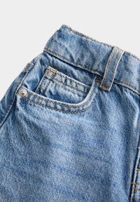 Shorts in denim azzurro chiaro con vita alta, una tasca posteriore con un rivetto argentato e dettagli di cucitura. Texture morbida con una finitura scolorita.