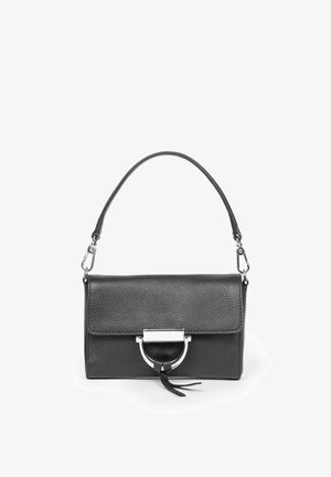 Czarna skórzana torebka z teksturowaną klapą, srebrnym metalowym zapięciem i krótkim odpinanym paskiem, prezentowana na białym tle.