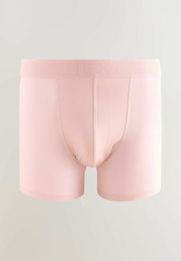 Boxer shorts din bumbac roz cu o talie elastică lată, prezentând un design texturat. Textură netedă, croială la înălțime medie și stil clasic de chiloți.