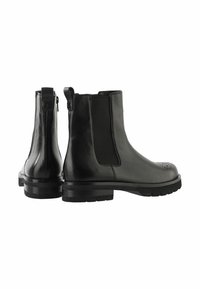 Bottines en cuir noir à panneaux latéraux élastiques, languettes de tirage et un detailing perforé sur les orteils ; semelles en caoutchouc chunky et à motifs.