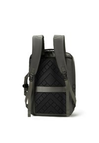 Grijze rugzak met gepadde schouderbanden en een gestructureerde zwarte basis met een ruitpatroon. Inclusief verstelbare zijbanden en een ritsvak.