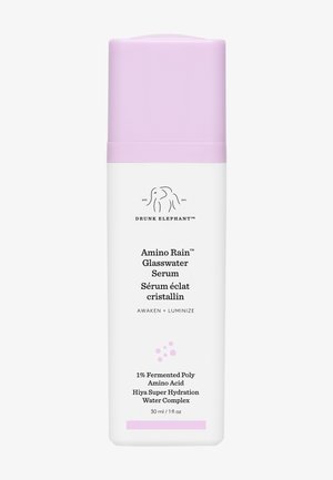 Weiße Flasche mit einem lilafarbenen Deckel, beschriftet mit "Amino Rain Glasswater Serum." Verfügt über ein einfaches Logo und Text, der die wichtigsten Inhaltsstoffe und Vorteile detailliert.