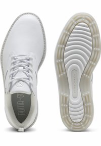 Scarpe da golf in pelle bianca con punta rotonda, design con lacci e soletta grigia a contrasto. Presentano una suola in gomma bianca testurizzata con grip.