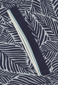 Marine stof met een bladerenpatroon, voorzien van een verticale marineblauwe en turquoise gestreepte accent. De textuur lijkt geweven en glad.