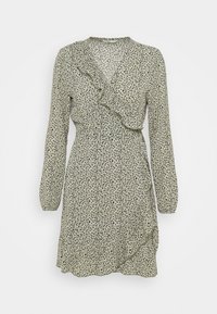 Vestido envolvente de manga larga en tela verde claro con un patrón salpicado de negro y detalles de volantes a lo largo del escote y el dobladillo.