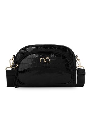 Sort crossbody taske af lak-imitationskrokodilleskind med guldfarvet logo, frontlomme med lynlås og justerbar strop i stof med guldfarvede spænder.