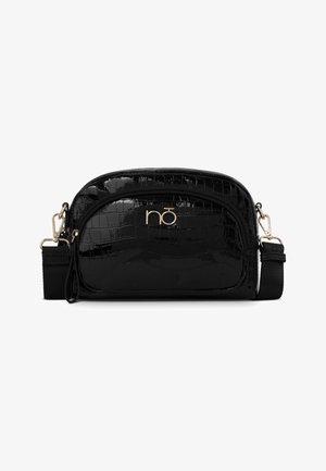 Bolso bandolera de piel sintética negra efecto cocodrilo brillante con logo en tono dorado, bolsillo frontal con cremallera y correa de tela ajustable con cierres dorados.