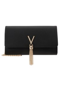 Clutch en similicuir noir avec quincaillerie dorée, dotée d'une fermeture en V et d'un détail de pampille en chaîne. Forme rectangulaire compacte.