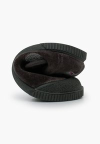 Zwarte pantoffel met een zachte, gestructureerde bovenkant, een flexibele zool en een afgeronde vorm. Kenmerkend door het comfortabele interieur en de duurzame grip aan de onderkant.