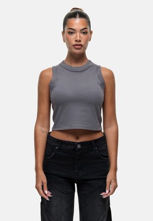 Grijze cropped tanktop met een ronde halslijn en mouwloos ontwerp, gecombineerd met zwarte broek met hoge taille met een strakke textuur en subtiele accentdetails.
