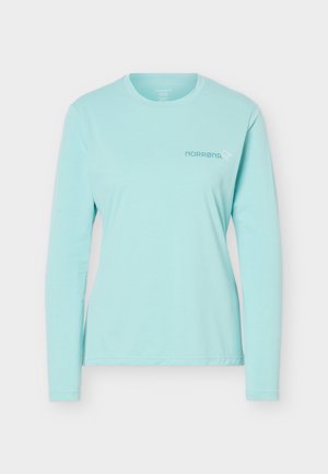 Svetlomodré tričko s dlhým rukávom, okrúhlym výstrihom, malým logom "NORRØNA" na ľavej hornej časti hrudníka, jednoduchý dizajn a priliehavý strih.