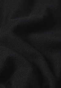 Schwarzer Strickstoff mit einer weichen Textur, feinen, gleichmäßigen Fasern und einem subtilen Glanz, der sanfte Falten und Drapierungen erzeugt.