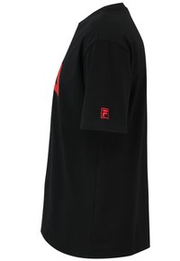Sort kortærmet t-shirt lavet af bomuld, med et fremtrædende rødt logo på fronten og et rødt broderet logo på venstre ærme.