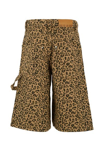 Shorts a stampa leopardata di lunghezza al ginocchio con due tasche posteriori, dettagli con rivetti e un anello laterale, caratterizzati da un'etichetta di marca marrone in vita.