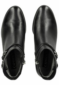 Černé kotníkové boty vyrobené z hladké kůže, s bočním zipem a dekorativními přezkovými detaily. Zaoblená špička a nízký podpatek.