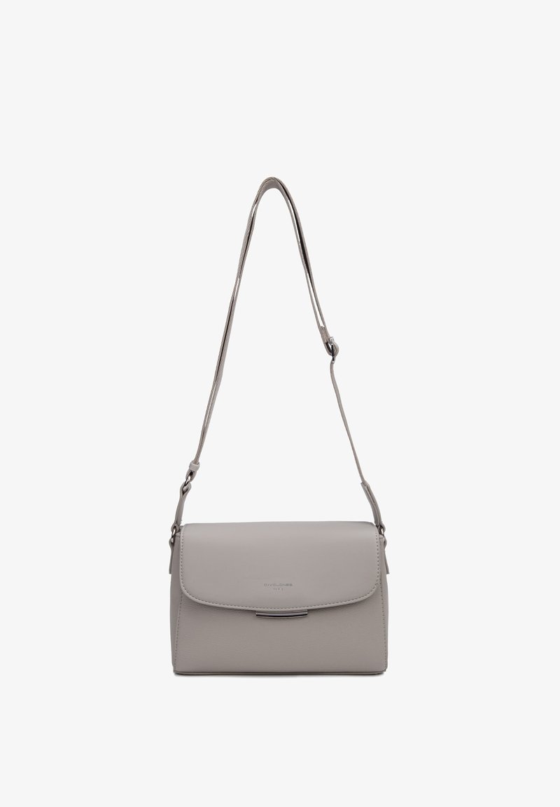Sac bandoulière rectangulaire gris clair avec fermeture à rabat et sangle d'épaule réglable sur fond blanc.