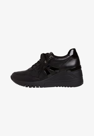 Zapatillas deportivas negras con cuña, combinando texturas lisas y de malla, con cordones al frente, detalles de diseño sutiles y una suela gruesa de goma.