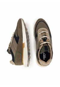 Sneaker con tomaia in camoscio marrone e rete, dettagli blu navy e suole bianche. Include lacci beige e suole in gomma distintive.