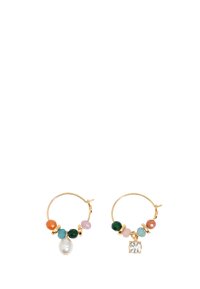 Orecchini a cerchio dorati con perline colorate in arancio, verde, rosa e blu; un orecchino ha una perla, l'altro un ciondolo in cristallo trasparente.