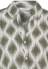 Gombos galléros ing absztrakt olívazöld és fehér ikat mintával, két látható fehér gombbal.