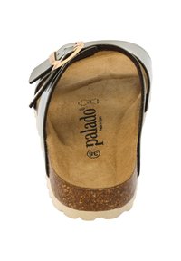 Svart lackad slidesandal med korkfotbädd, justerbar rem och gummisula i ljus färg. "Palado"-logotyp synlig på innersulan.