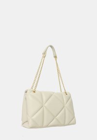 Borsa a tracolla bianca trapuntata realizzata in materiale liscio, con cinghie a catena dorata e una forma rettangolare strutturata con dettagli angolari.