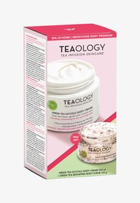 Zestaw kosmetyków Teaology składa się z białego słoiczka z kremem oraz słoiczka ze scrubbem z teksturowaną pokrywką. Opakowanie zdobione jest różowymi i zielonymi akcentami, podkreślającymi zalety produktów.