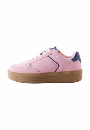 Baskets en suède rose avec un accent de talon bleu, présentant une semelle en caoutchouc texturée et un design à lacets, affichant une forme lisse et arrondie.