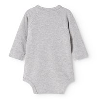 Grå langermet bodysuit laget av myk bomull, med rund hals og trykklås nederst for enkel klesveksling.