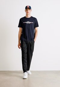Tommy Hilfiger CHEST STRIPE TEE - T-shirt con stampa - desert sky
