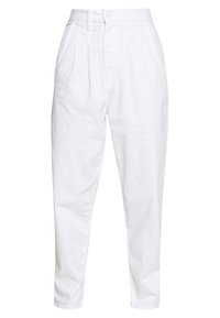 Pantalones blancos confeccionados en un material de mezcla de algodón, con pliegues, bolsillos laterales y un diseño de pierna ajustada. Cierre clásico de botón en la cintura.