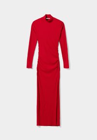 Röd ribbad långärmad klänning med en hög krage, som har sidofållningar och höga sprund på båda sidor för en figursydd silhuett.