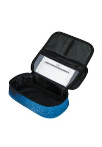 Pencil case na zip v modrém gradientu s třpytkami, vybavený černým interiérem a organizéry. Uvnitř je průhledná kapsa na dokumenty.