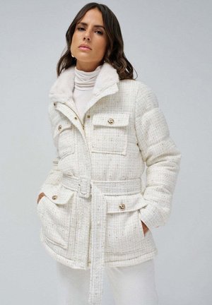 Chaqueta de plumas en tejido texturizado blanco con cuello de piel sintética, bolsillos delanteros, botones dorados y cintura ceñida. Apariencia suave y cálida.