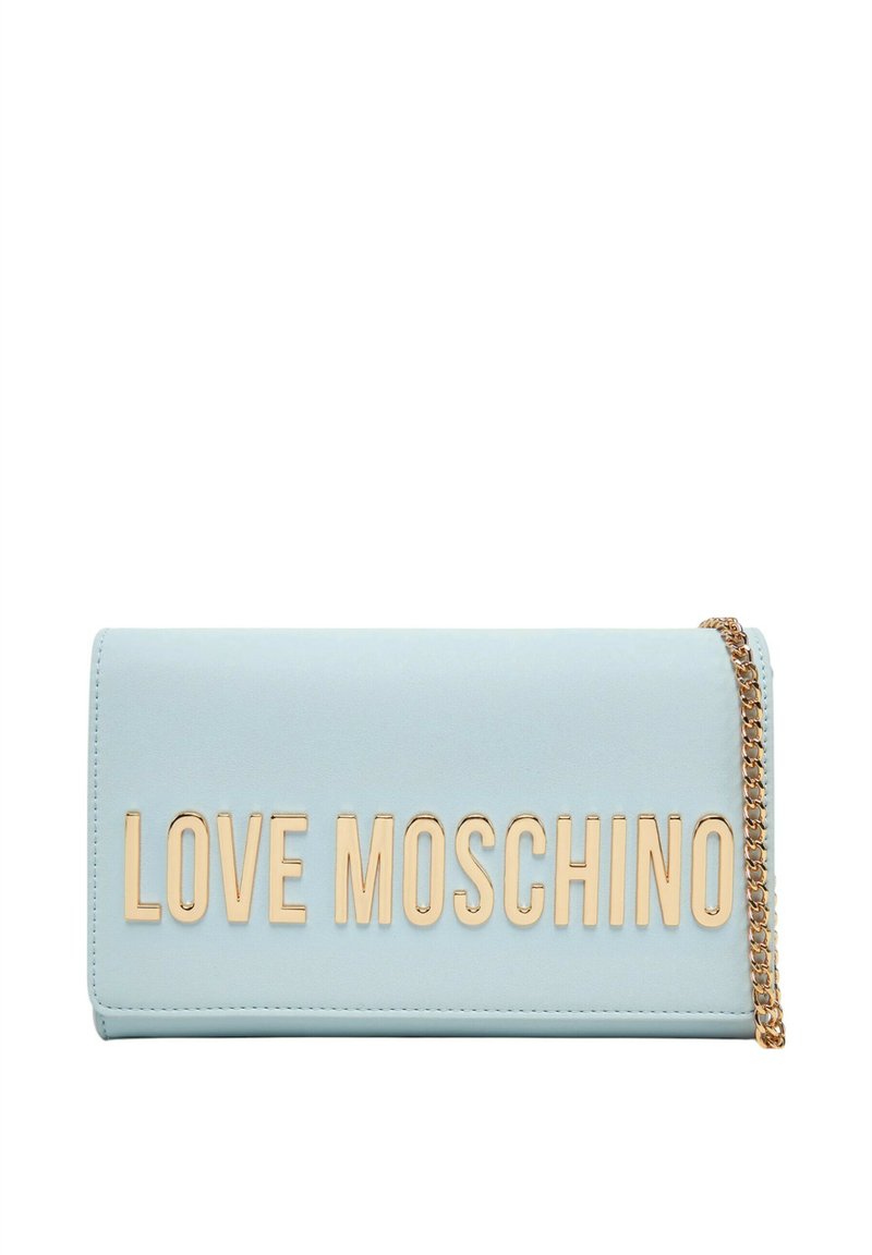 Clutch celeste con una texture liscia, dotata di accessori in oro e con la scritta in rilievo "LOVE MOSCHINO" sulla parte anteriore; include una tracolla a catena.