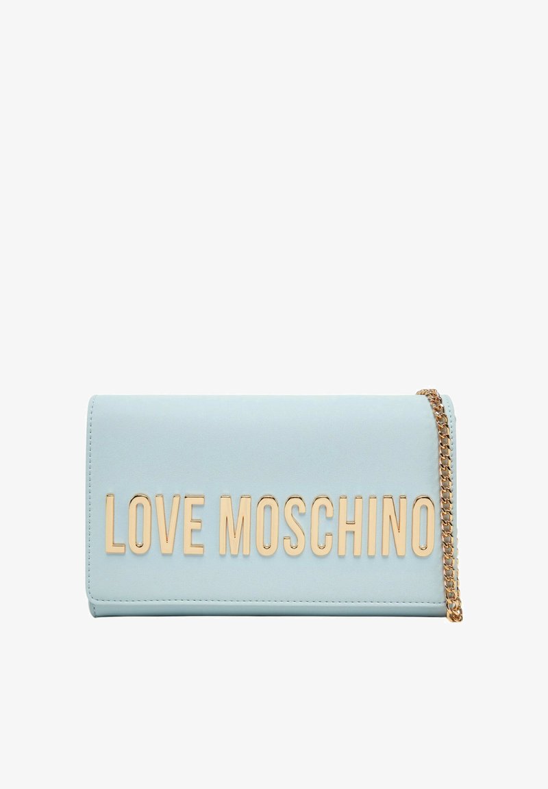 Clutch celeste con una texture liscia, dotata di accessori in oro e con la scritta in rilievo "LOVE MOSCHINO" sulla parte anteriore; include una tracolla a catena.