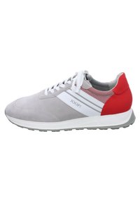 Zapatilla de ante gris con acentos en blanco y rojo, paneles laterales de malla, cordones planos blancos y suela de goma gris. Logo de JOOP! en el costado.