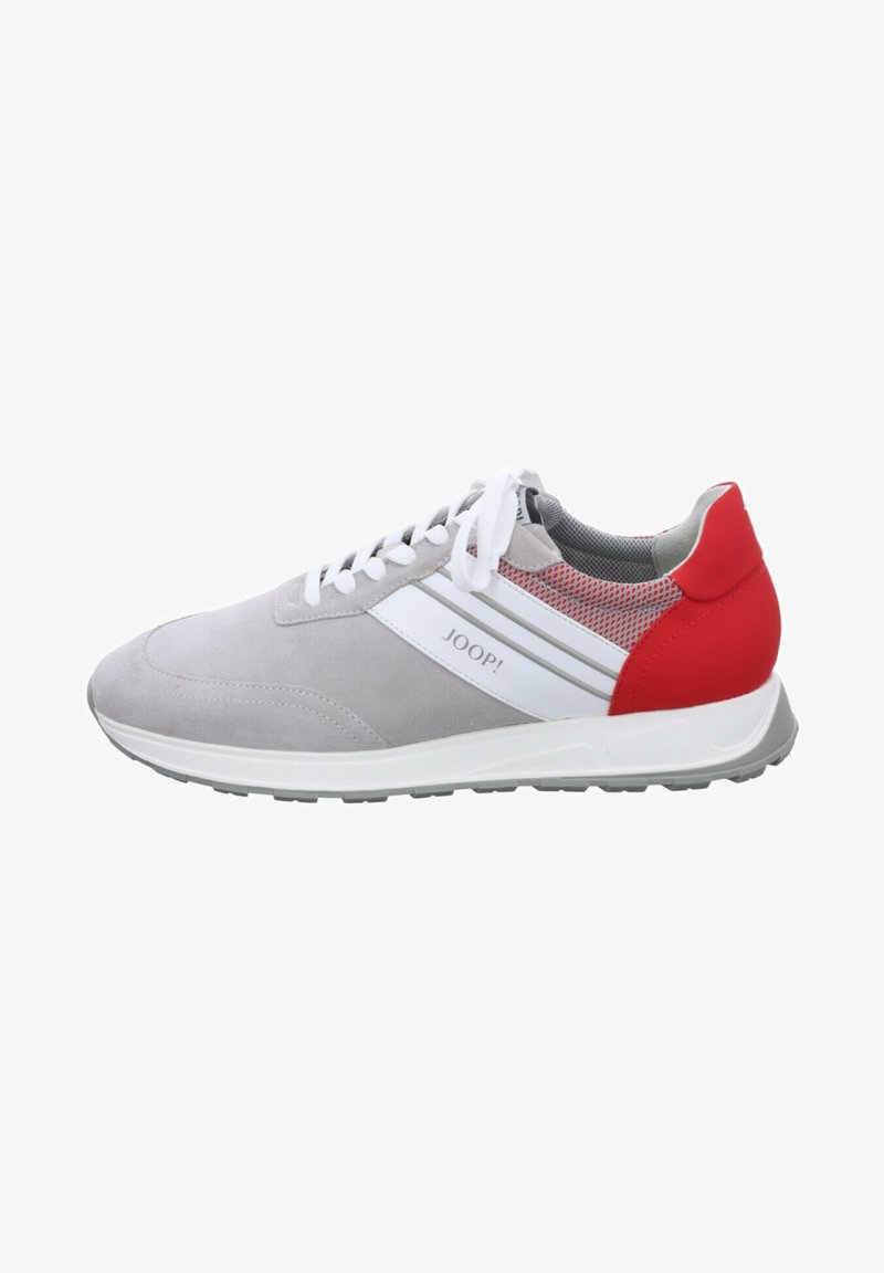 Zapatilla de ante gris con acentos en blanco y rojo, paneles laterales de malla, cordones planos blancos y suela de goma gris. Logo de JOOP! en el costado.
