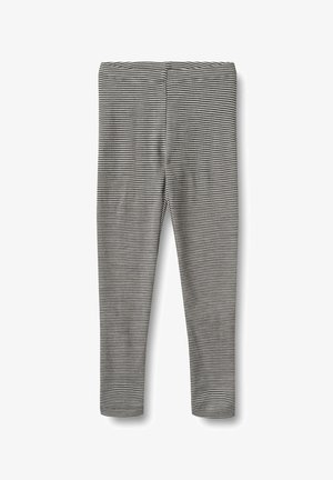 Fekete és fehér csíkos leggings, rugalmas anyagból készült, testhezálló fazonú, sima textúrával és rugalmas derékpánttal.