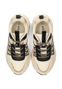 Baskets de sport couleur crème avec des accents noirs, empeigne en mesh texturé, semelle épaisse et lacets distinctifs. Taille 37 indiquée à l'intérieur.