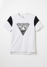 Camiseta atlética blanca de manga corta con acentos negros. Presenta un gráfico triangular con el texto "PREDATOR" y el logo de adidas en un estilo en negrita.