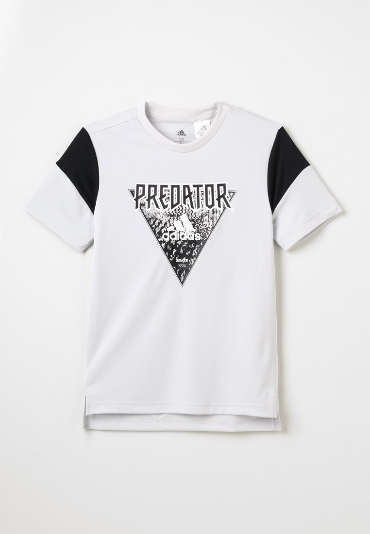 Camiseta atlética blanca de manga corta con acentos negros. Presenta un gráfico triangular con el texto "PREDATOR" y el logo de adidas en un estilo en negrita.
