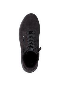Baskets en suede noir avec un bout arrondi, un laçage sur le devant et un détail zippé sur le côté. Tige texturée et doublure intérieure douce.